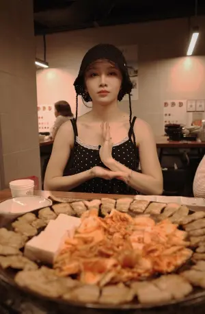 ▲若潼私下搞笑的模樣被籃籃出賣。(圖/籃籃Threads) ▲若潼私下搞笑的模樣被籃籃出賣。(圖/籃籃Threads)