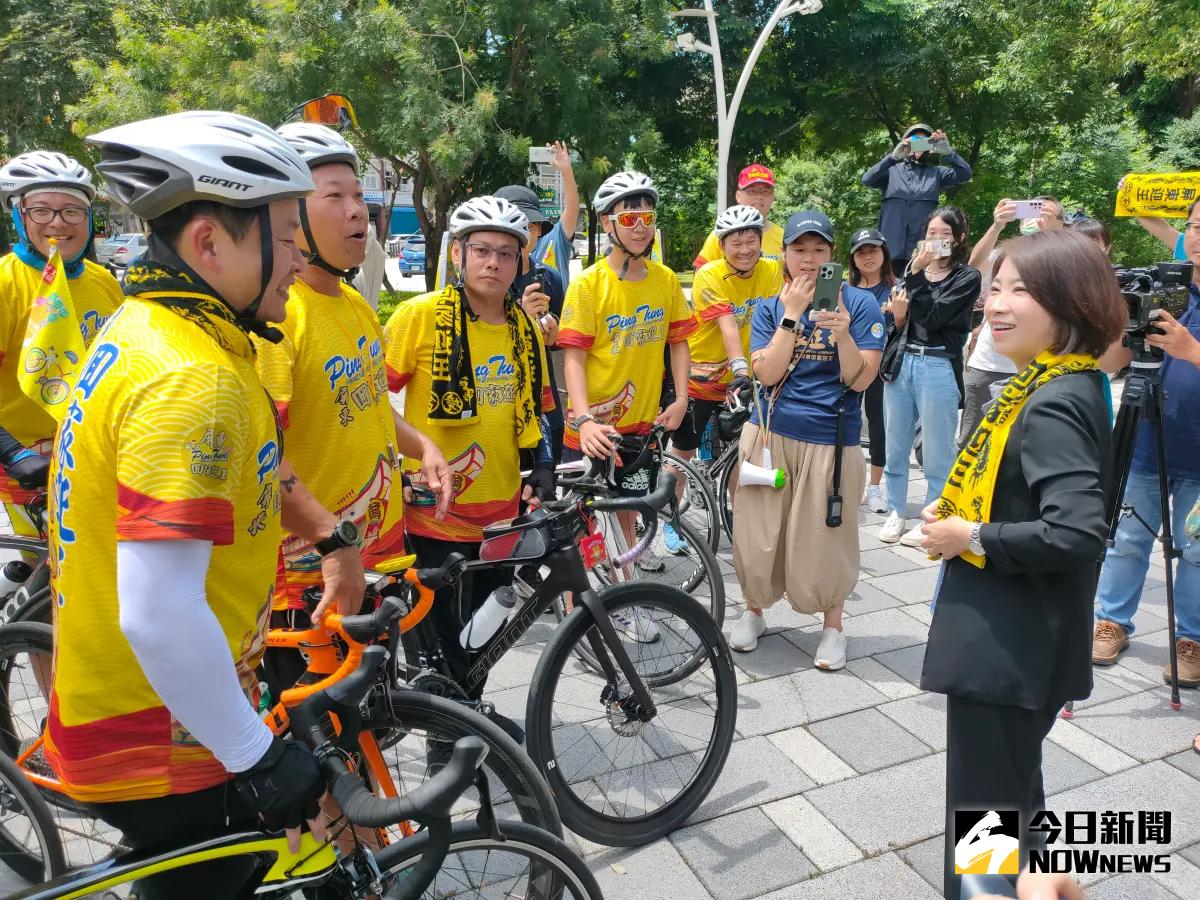 ▲在地青年為期7天騎單車環島號召遊子回家迎王，首日行經屏東縣府，受到縣長周春米熱情迎接。（圖／記者莊全成攝，2024.06.19）