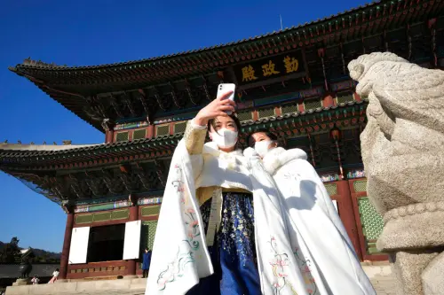▲外國遊客到韓國旅遊的型態逐漸從購物轉向文化體驗。圖為香港遊客穿著「韓服」在景福宮前拍照。（圖／美聯社／達志影像）