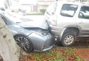 台中保時捷肇逃！路邊車被撞「屁股開花」　他到案坦承：吃安眠藥
