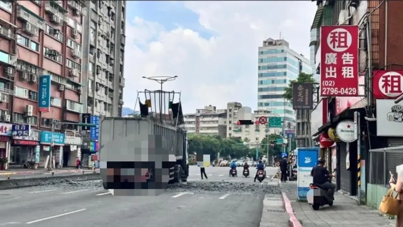 ▲滿載廢土的砂石車，在行經台北市信義區忠孝東路五段時，因為急煞的緣故，裝載的廢土意外濺灑出來。（圖／翻攝畫面）