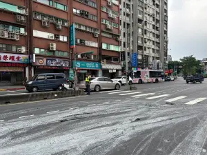 ▲砂石車在經過忠孝東路五段時，疑似因為停等紅燈緊急煞車，使得車上的廢土噴濺至路面。（圖／翻攝畫面）