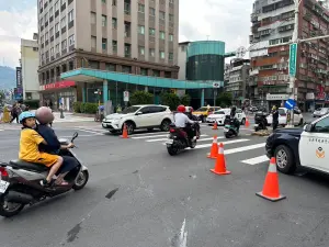 ▲警方已管制現場路段，從西向東調撥一車道，讓往西車輛通行。（圖／翻攝畫面）