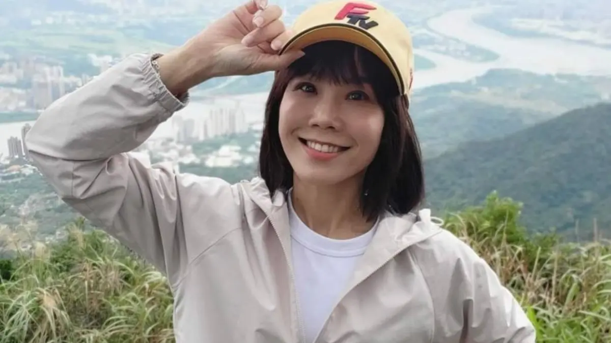 ▲民視晨間新聞主播張筱芬收地震通知緊急進公司上主播台，在電梯裡簡單上妝，套上西裝外套就穿著睡褲進棚。（圖／民視提供）