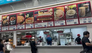 好市多熟食區經典夏威夷披薩停賣,改推新口味大阪燒披薩。(圖/記者鍾怡婷攝) ▲好市多熟食區經典夏威夷披薩停賣,改推新口味大阪燒披薩。(圖/記者鍾怡婷攝)