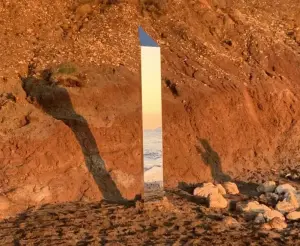 ▲美國猶他州的沙漠於2020年也曾發現類似柱狀物。（圖／翻攝自猶他州公共安全部）