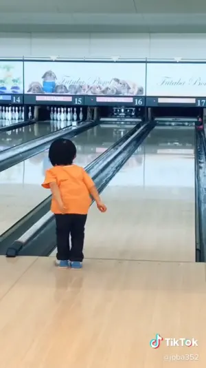 ▲聡太4歲就能轟出全倒。（圖／IG@bowling_souta授權使用）