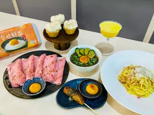 蛋價崩!大武山開賣生食級雞蛋「一顆16元」 比早餐店加20還便宜 ▲大武山牧場「幸せ鮮蛋」10入一盒定價160元,將於7月4日起,全台大潤發門市搶先開賣、7月10日起於全家便利商店「FamiSuper選品超市店」全面上架,新品「第二件6折」快閃優惠。7月更11家餐廳響應「幸せ蛋祭典」,推出經典生蛋料理及隱藏版新菜。(圖/記者蕭涵云攝)