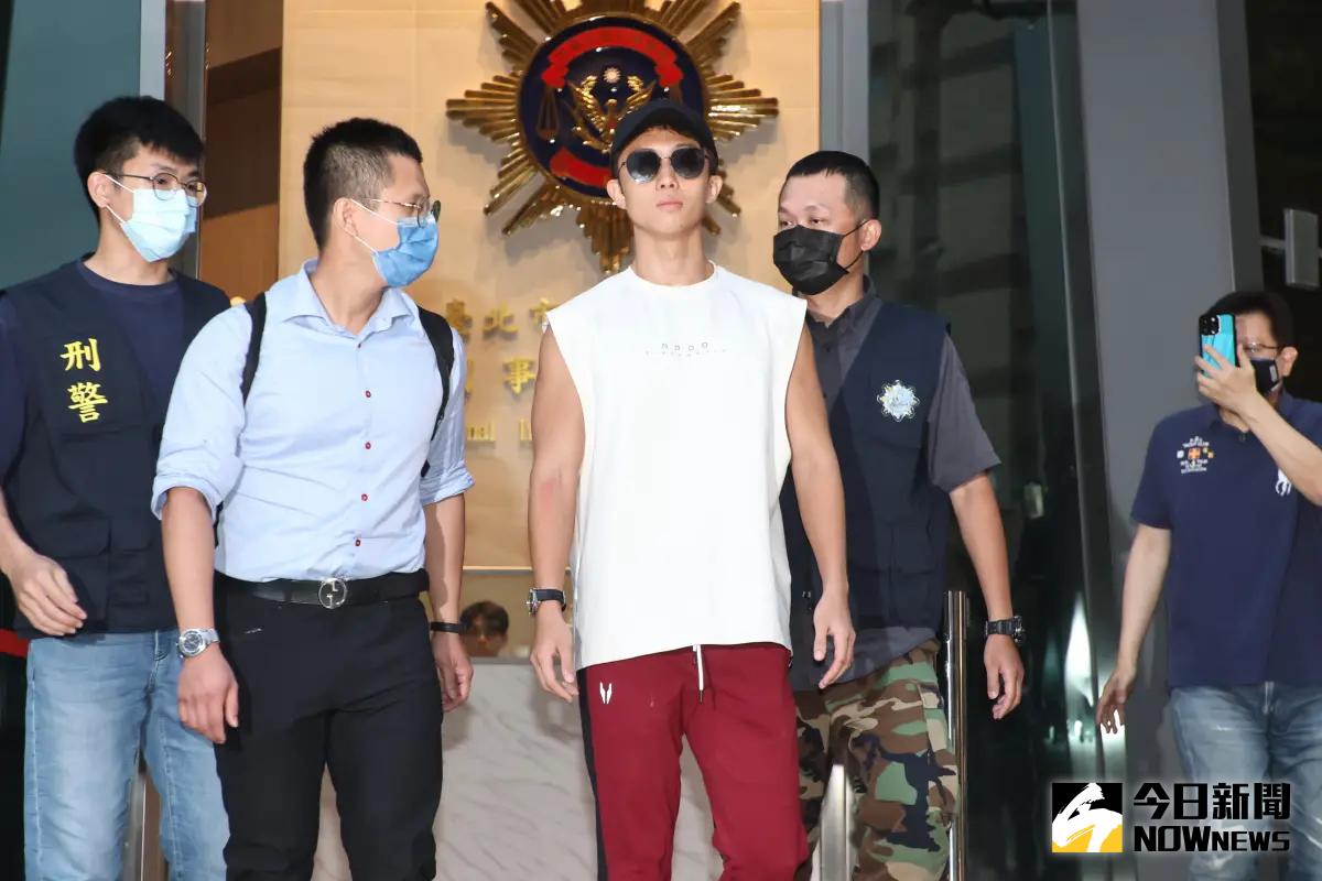 ▲稍早孫安佐被移送台北地檢署，面對媒體一言不發，父親孫鵬則雙手合十，表示完全配合調查。（圖／NOWnews記者 陳明中攝影2024.06.19）