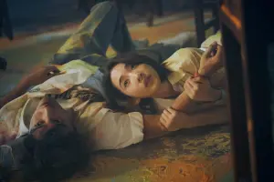 ▲《夏日的檸檬草》李沐(右)與婁峻碩(左)有場在粉筆灰中打鬥的戲碼。(圖/百薇國際娛樂提供) ▲《夏日的檸檬草》李沐(右)與婁峻碩(左)有場在粉筆灰中打鬥的戲碼。(圖/百薇國際娛樂提供)