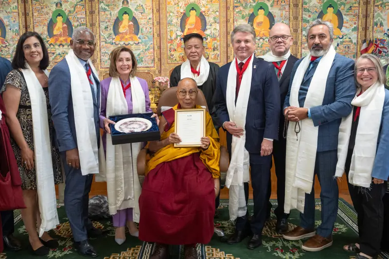 ▲美國國會訪問團訪問印度，並與流亡的西藏精神領袖達賴喇嘛會面。（圖／擷取自@DalaiLamaX）