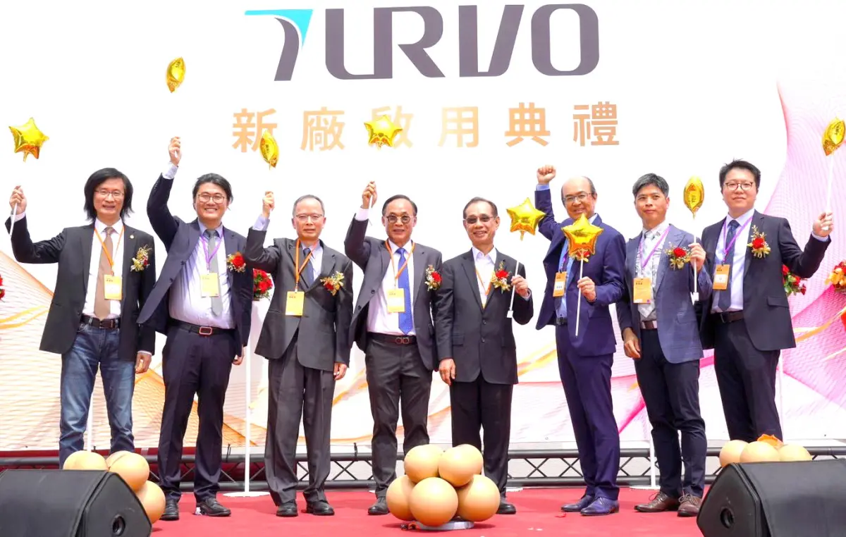 ▲經濟部產業園區管理局中港科技產業園區宇隆科技公司加碼投資新台幣11億元興建新廠，由該公司董事長劉俊昌(左4)與產業園區管理局台中分局分局長紀世宗(左3)等人主持啟用儀式。(圖／產業園區管理局提供)