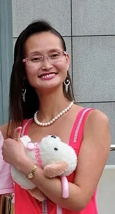 ▲慧慈與他的白色狗狗玩偶Baby。(圖/翻攝維基百科) ▲慧慈與他的白色狗狗玩偶Baby。(圖/翻攝維基百科)