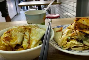 「城隍早餐店」的經典招牌,就是焢肉飯加上一顆半熟蛋。(圖/翻攝Google評論) ▲「城隍早餐店」的經典招牌,就是焢肉飯加上一顆半熟蛋。(圖/翻攝Google評論)