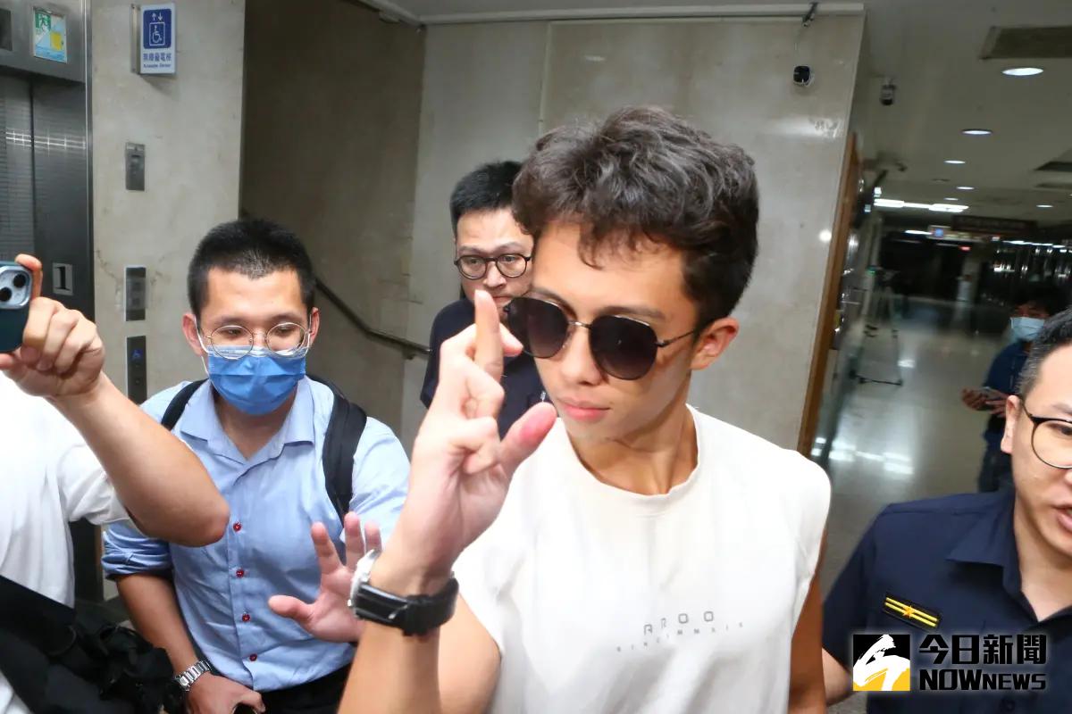 ▲孫安佐2024年因瓦斯火槍案遭檢警偵辦，複訊後以30萬交保並比出《咒術迴戰》經典手勢。（圖／NOWnews攝影中心）