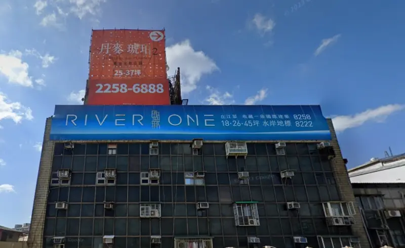 ▲台北華江橋旁這座8層樓電梯大廈去年9月2樓套房發生火警，獨居的60歲男子喪命。物件近期被釋出，7.85坪套房開價388萬元，相當1坪約50萬元。（圖／翻攝Google Map）