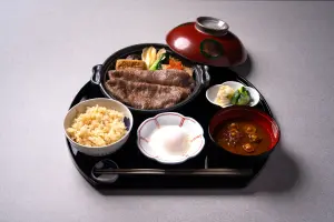 星宇航空獨家攜手東京百年老字號壽喜燒餐廳「人形町今半」,推出壽喜燒懷石料理精緻日式美饌,7月1日起供應於日本東京出發的頭等艙及商務艙。(圖/星宇航空提供) ▲星宇航空獨家攜手東京百年老字號壽喜燒餐廳「人形町今半」,推出壽喜燒懷石料理精緻日式美饌,7月1日起供應於日本東京出發的頭等艙及商務艙。(圖/星宇航空提供)