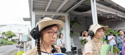 《NOWnews今日新聞》南下恆春參加《共聲島》首演,參加者戴著耳機專注聆聽主創團隊為古宅所創作的故事。 ▲《NOWnews今日新聞》南下恆春參加《共聲島》首演,參加者戴著耳機專注聆聽主創團隊為古宅所創作的故事。(圖/記者王郁勳攝)