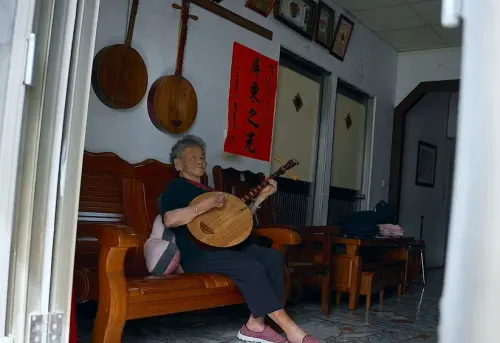 91歲的人間國寶陳英彈奏演唱恆春民謠,略帶沙啞的嗓音十分宏亮。 ▲91歲的人間國寶陳英彈奏演唱恆春民謠,略帶沙啞的嗓音十分宏亮。(圖/記者王郁勳攝)