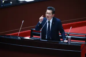 創意無限！博愛座爭議愈演愈烈　白委吳春城建議加裝「讓座鈴」
