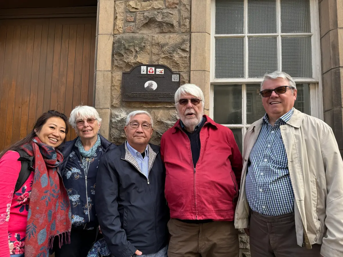 ▲新樓醫院石連城牧師(中)、馬雅各醫生第四代外曾孫女Hilarie Burnett夫婦(左2及右2)、前往蘇格蘭讓紀念碑牌得以順利鑄造並懸掛在愛丁堡市區要道。（圖／台南市政府提供）