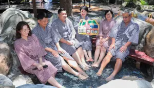 盧秀燕穿浴衣力拚谷關觀光 「百團獎百萬」旅遊方案吸暑假團客 ▲盧秀燕難得露小腿,與在地議員、藝人張文綺一起泡湯。(圖/台中市政府提供,2024.06.20)