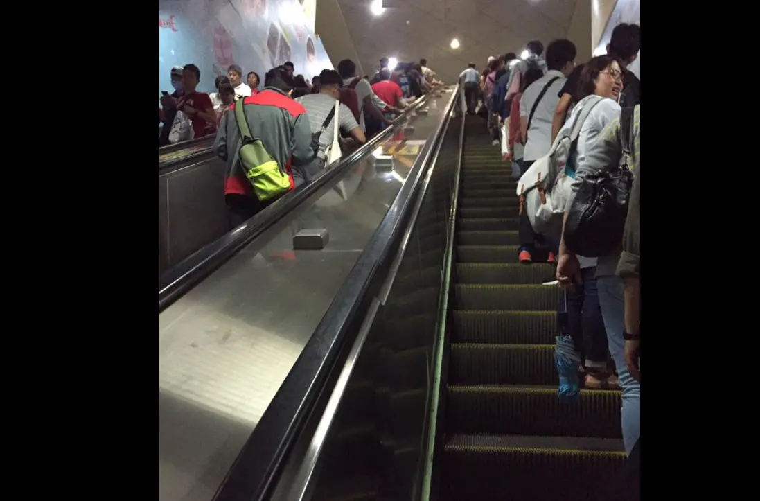 ▲多數人搭手扶梯都習慣站右邊，成了台灣的獨特現象。（圖／翻攝台灣機車路權促進會）