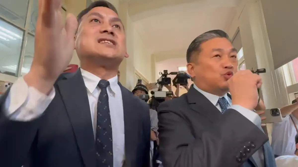 ▲國民黨立委葉元之和民進黨立委王定宇今（20）日在立法院狹路相逢，雙方再度為了「警察權」一事吵了起來。（圖／讀者提供）