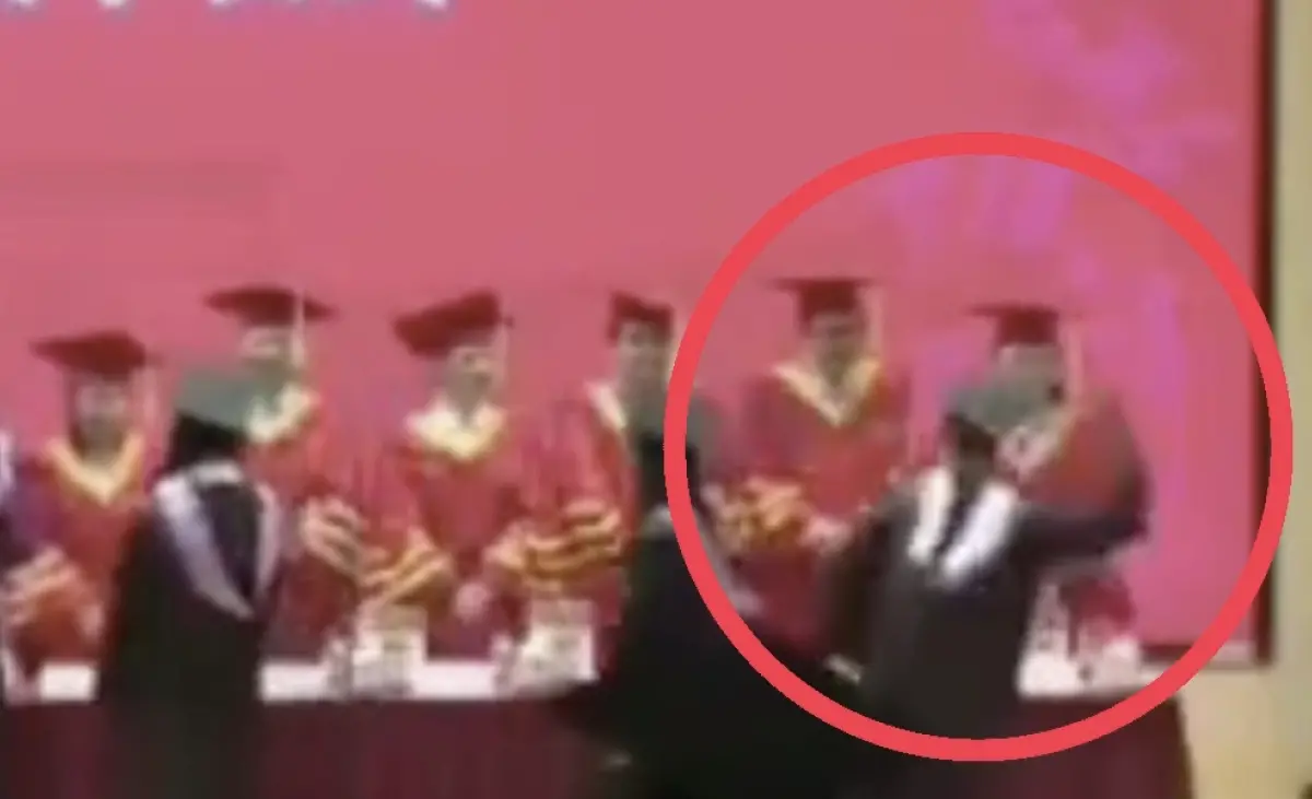 ▲上海復旦大學法學院昨（19）日舉行畢業典禮，一名台灣籍夏姓男學生竟在台上揮拳毆打教授。（圖／翻攝自微博）