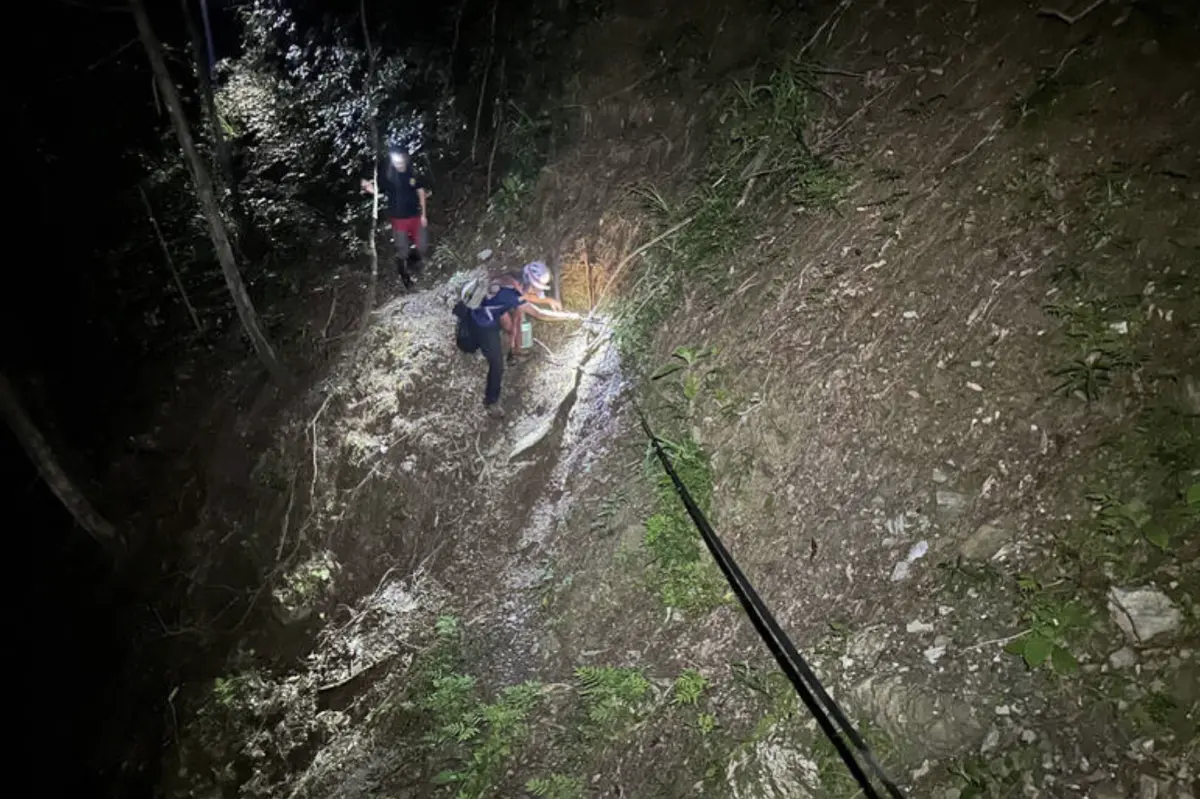 ▲洪姓和李姓男子18日要橫渡萬大南溪時，洪男不慎遭溪水沖走，李男為救援友人也受傷，南投縣消防局獲報漏夜進行救援。（圖／南投消防局提供）
