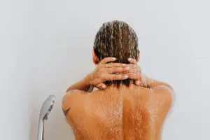 ▲楊登嵙建議，每日溫水洗澡，不僅可以洗掉汗水、污垢，也使皮膚清潔涼爽消暑防病。（示意圖／取自Pexels）
