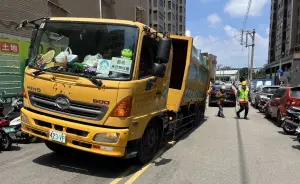 ▲垃圾車停紅燈時竟將馬路壓出一個洞，整部車輛因此傾斜。（圖／張耀中提供，2024.06.20）