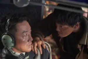 ▲片中，河正宇（左）飾演副機長，60名乘客是否獲救全靠他。（圖／索尼影業）
