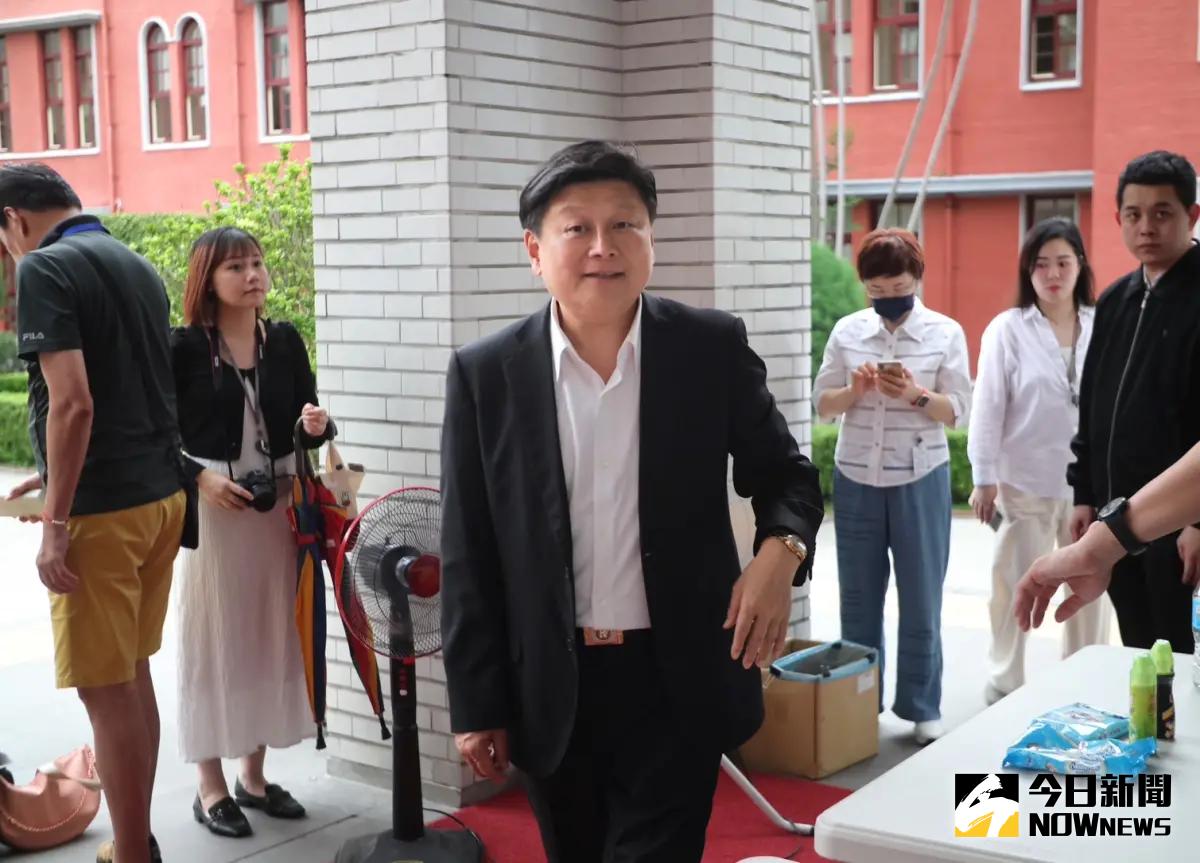 ▲洪申翰帶著睡袋到議場當作明天墊枕，此舉卻驚動國民黨團，傅崐萁更急叩柯建銘痛批「不是說好了嗎！」（圖／記者陳明中攝，2024.06.20）