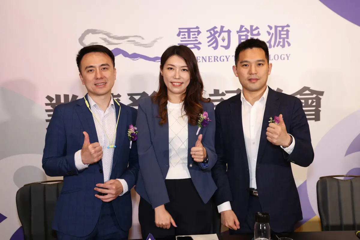 ▲雲豹能源 （6869） 改列一般板上市續傳捷報！今年上半年綠電憑證交易市占率稱霸全台，正逢上市蜜月期股價奔漲停報喜。圖中為雲豹能源總經理趙書閔，圖右為副總經理譚宇軒、圖左為永續長暨發言人張建偉。（圖／品牌提供）