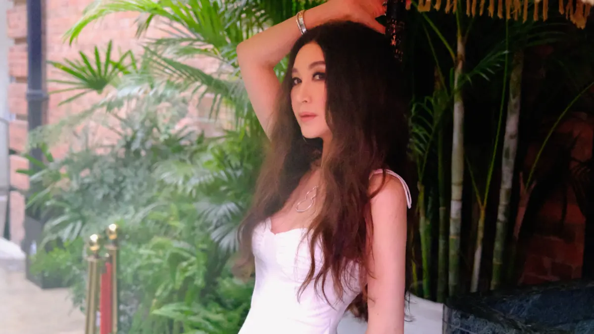 ▲飾演《封神榜》妲己的57歲港星溫碧霞，近日曝光低胸性感照片，更拍片解說嫁豪門24年拒生小孩的原因，其實是因為姊姊罹患產後憂鬱症。（圖／溫碧霞微博）