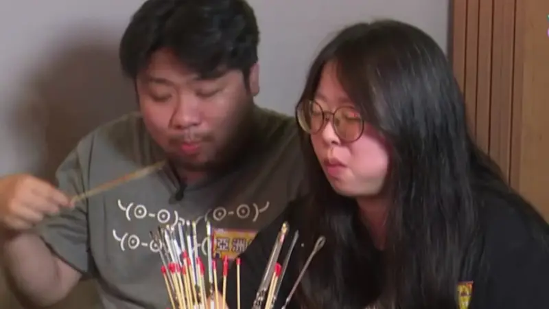 ▲統神（左）日前和老婆003上直播節目《美食大胃王》，囂張表示，全家人都很會吃，單月伙食費就花光3萬元，老婆003也從50公斤胖到80公斤。（圖／17LIVE提供）
