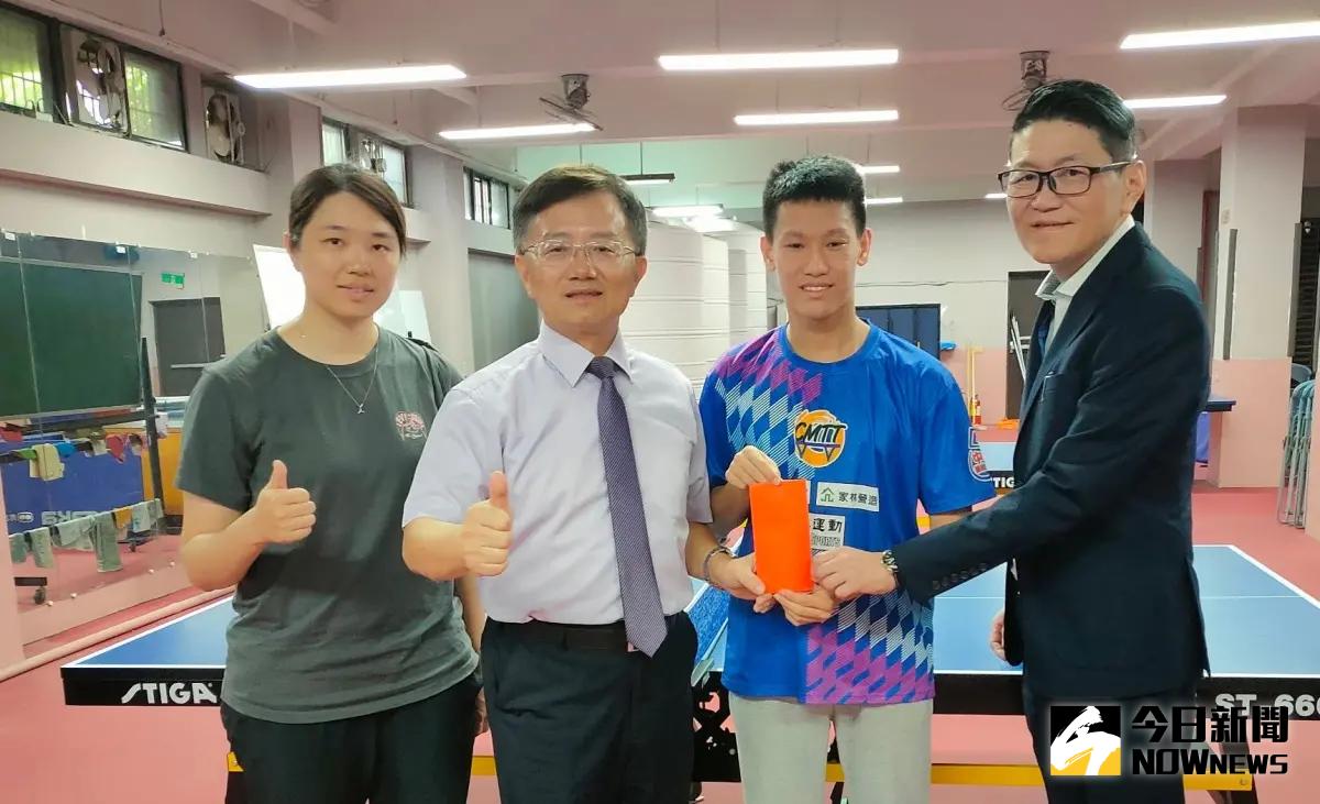 ▲忠明高中桌球隊長梁宸維是校園風雲「學球霸」考取成大工設系，校長鄭東昇致贈紅包肯定。（圖／記者金武鳳攝，2024.6.20)   
