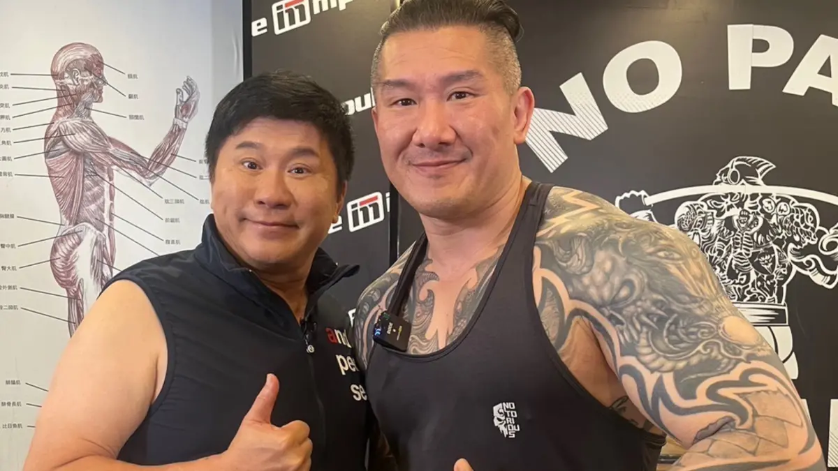 ▲綜藝天王胡瓜（左）在網路節目要求館長對自己開罵，館長（右）馬上飆粗口開砲：「胡瓜什麼東西？」兩人一開場就在擂台上PK，來勢洶洶的館長讓胡瓜嚇到只撐3秒就投降。（圖／承影傳播提供）