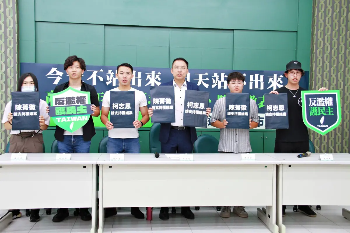 ▲民進黨高雄市黨部主委黃文益今(20)日與5位青年學生代表共同國民黨不分區柯志恩、陳菁徽喊話「支持覆議案」。(圖／民進黨高雄市黨部提供)