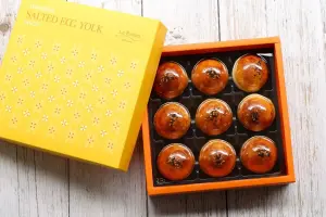 「經典蛋黃酥禮盒」為「法朋」的明星商品,9入售價920元。(圖/法朋提供) ▲「經典蛋黃酥禮盒」為「法朋」的明星商品,9入售價920元。(圖/法朋提供)