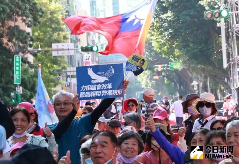 ▲藍鷹手舉標語力挺國會改革。（圖／NOWnews攝影中心）