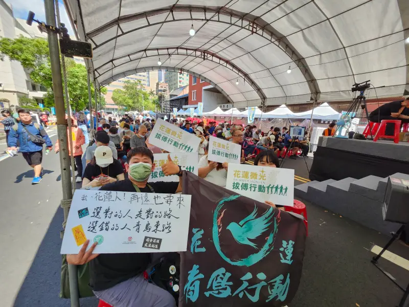 ▲青鳥近10點在主舞台遮陽棚內開始坐滿人。（圖／NOWnews攝影中心）