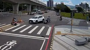 本月20日中午,台中東區發生車禍事故,林姓男子駕駛自小客車,突然失控暴衝,先是衝撞分隔島,之後倒車再前進、撞倒4台停等紅燈的機車。(圖/翻攝畫面) ▲本月20日中午,台中東區發生車禍事故,林姓男子駕駛自小客車,突然失控暴衝,先是衝撞分隔島,之後倒車再前進、撞倒4台停等紅燈的機車。(圖/翻攝畫面)