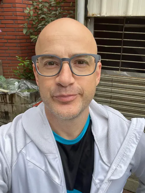 ▲吳鳳表示:「有時候年輕人只想要拿一個大學文憑,但是沒有真正學到自己要的。這樣浪費時間,不如去加強自己的專業技術,專精在某個領域,為自己創造更多機會。」(圖/吳鳳臉書) ▲吳鳳表示:「有時候年輕人只想要拿一個大學文憑,但是沒有真正學到自己要的。這樣浪費時間,不如去加強自己的專業技術,專精在某個領域,為自己創造更多機會。」(圖/吳鳳臉書)