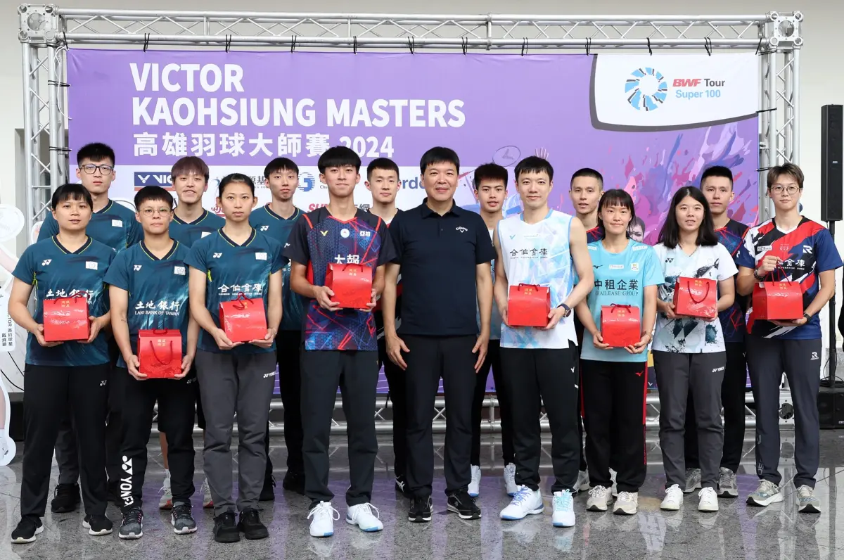 ▲中華羽協張國祚理事長，頒贈大會伴手禮。（圖／中華羽協提供）