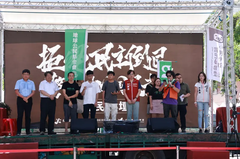 ▲賴中強（左二）提到，公民陣線反對中國國民黨修法讓民主防衛機制倒退，也反對放寬反滲透法。（圖／攝影中心）