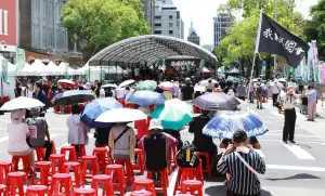 ▲天氣太熱，許多民眾撐傘。（圖／攝影中心）