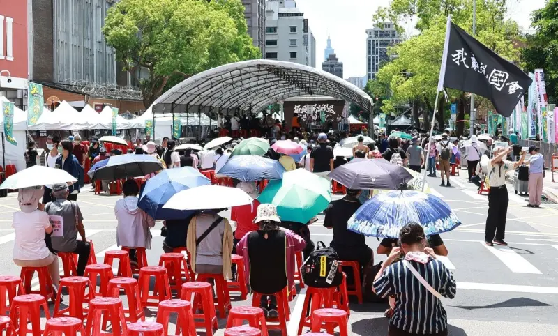 ▲青島東路天氣高溫炙熱，許多民眾拿出雨傘防曬，現場體感高溫達攝氏42度。（圖／攝影中心）