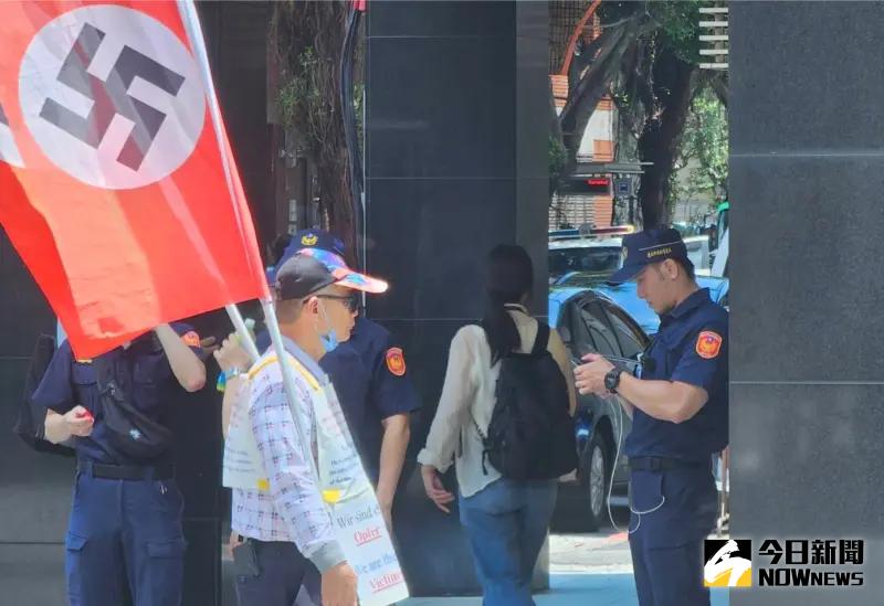▲國民黨「藍鷹行動」卻出現納粹旗幟，連同場支持者都勸說趕快收起來。（圖／攝影中心）